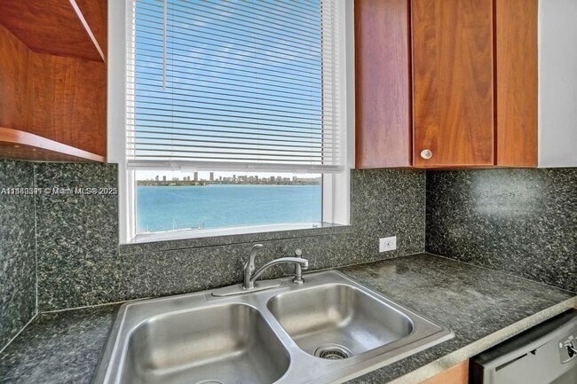 Building Photo - 7601 E Treasure Dr