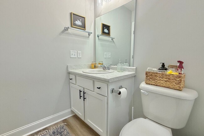 Building Photo - AVAILABLE EARLY MAY 2026! (Pet Friendly)