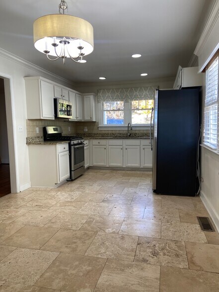 Building Photo - 907 Irving Rd