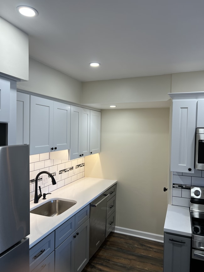 Kitchen - 4 - 149 W Kenilworth Cir