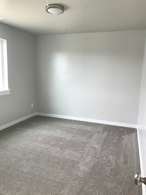 Building Photo - 4-Bedroom, 2.5-Bath Home with a 3-Car Gara...