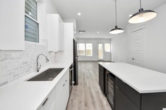 Building Photo - 5402 Margarita St