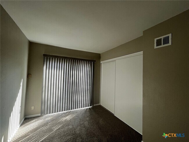 Building Photo - 526 Rattan Dr