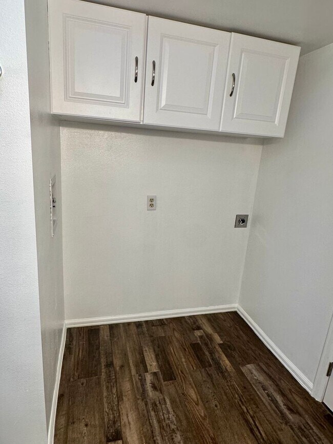 Building Photo - Updated Split-Level Gem | 5BD, 3BA | Large...