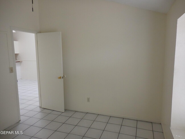 Building Photo - 11392 Lake Erie Dr