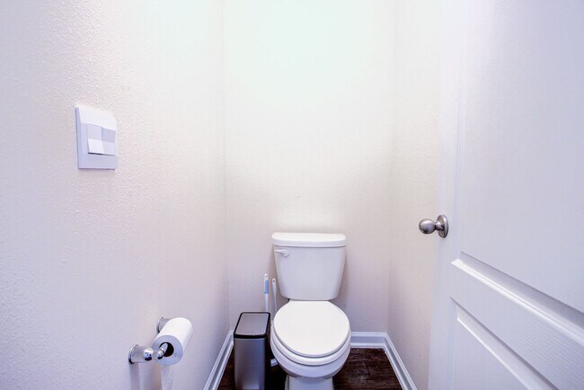 Building Photo - MOVE-IN READY 3/2 IN ENTRADA!