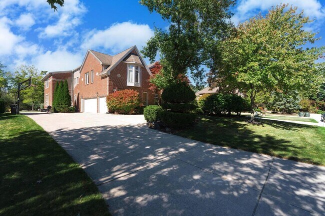 Building Photo - 833 Lakewood Dr