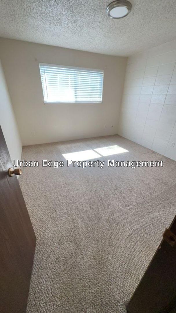 Building Photo - One Bedroom Apartment!