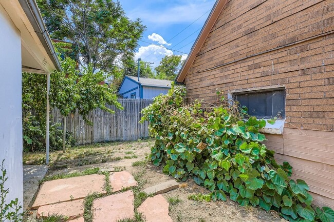 Building Photo - Charming Upper-Level 2 bed 1 bath Unit in ...
