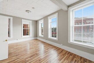 Building Photo - Your Hudson Home Awaits – 2 Bedrooms, Free Application, Pet Friendly