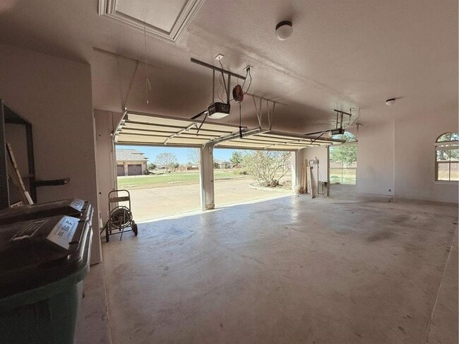 Building Photo - 323 Chisholm Trail