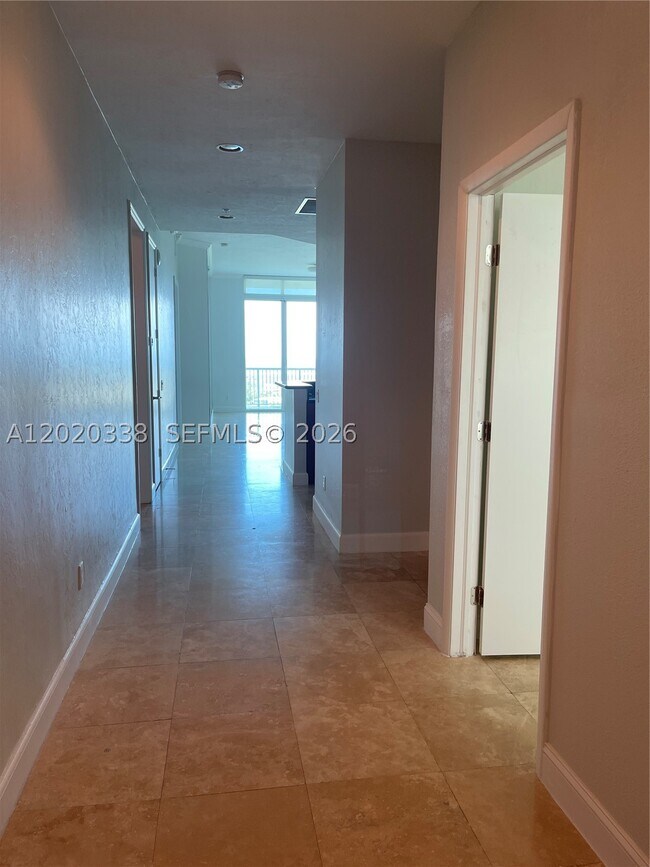 Building Photo - 14951 Royal Oaks Ln