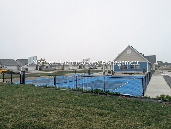 Building Photo - New 3 Bed 3 Bath Townhome