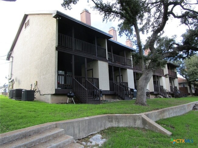 Building Photo - 421 Watts Ln