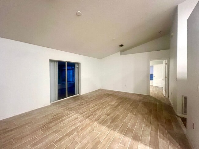 Building Photo - 3 Bedroom, 2 Bath Home with Yard - Palmetto