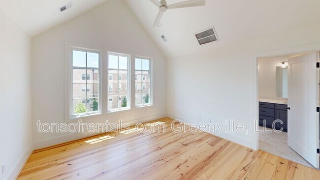 Building Photo - 33 Thruston St