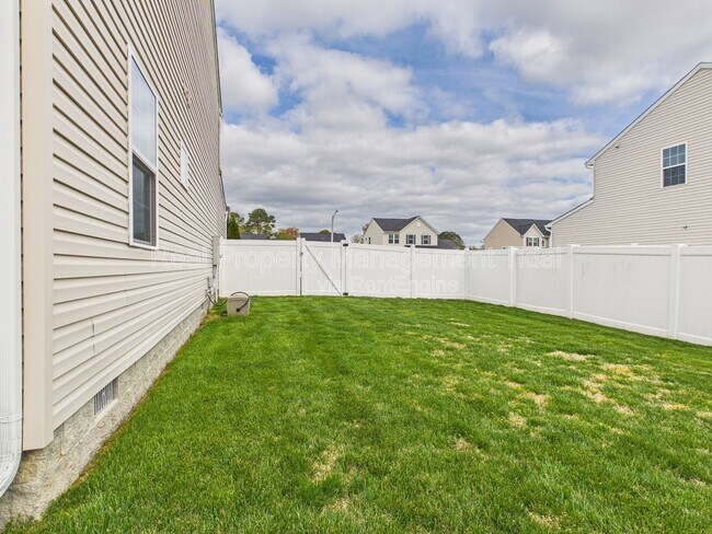 Building Photo - 555 Oliver Wy