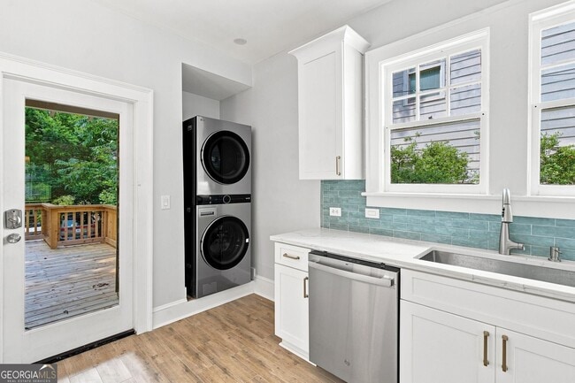 Building Photo - 884 Vedado Way NE