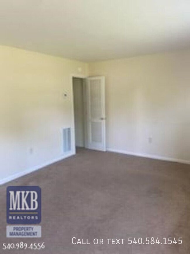 Building Photo - 526 Albemarle Ave SE