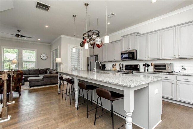 Building Photo - Large 3 Bedroom Luxury Townhome on Silver ...