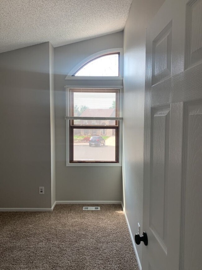 Building Photo - Spacious Tri-Level Home in Southwest Ft. C...