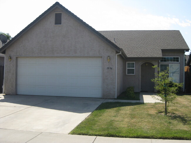 Primary Photo - Great 3 Bedroom 2 Bath Home Central to All!