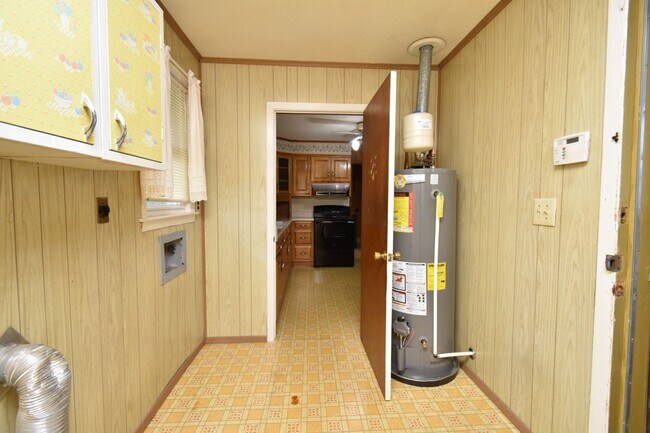 Building Photo - Charming 3 Bedroom, 2 Bath Home with Fence...