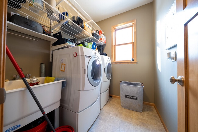 Building Photo - 572 Danube Ave