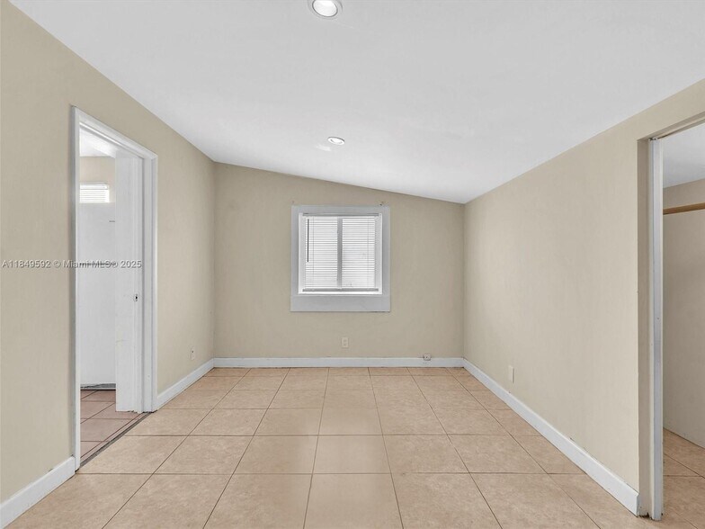 Building Photo - 5611 SW 38th St