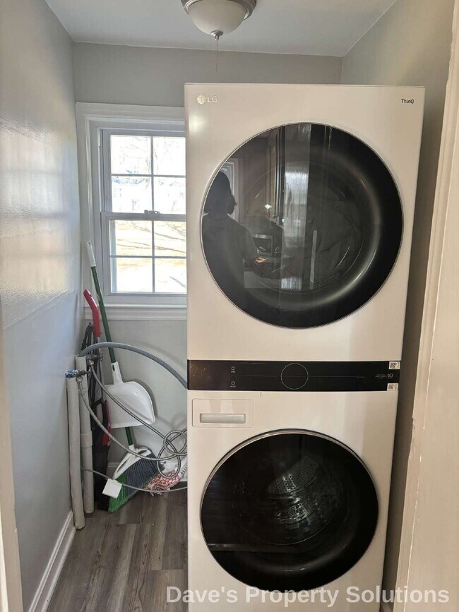 Building Photo - Experience Effortless Living in Beautiful Red Brick Ranch