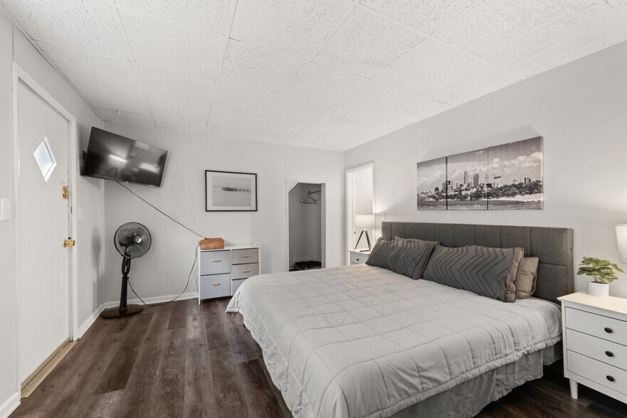 Building Photo - 1326 W 69th St