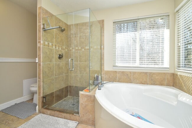 Building Photo - Spacious 4 Bed Murray Home with Huge Private Yard!