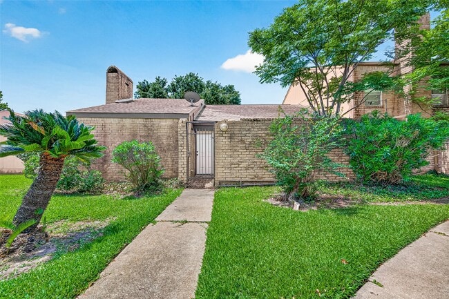 Building Photo - 8632 Maplecrest Dr