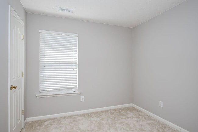 Building Photo - Beautiful Chesterfield Home Is Ready For Y...