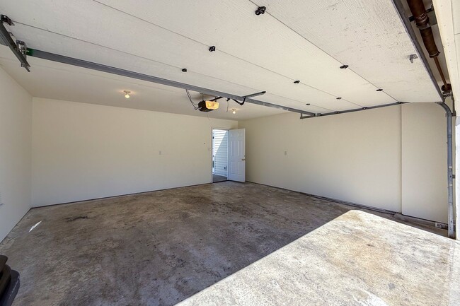 Building Photo - 5009-5011 Betty Jean Way