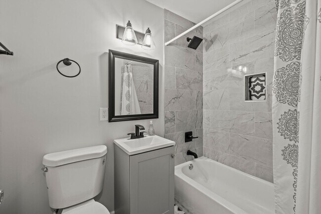 Building Photo - BEAUTIFULLY REMODELED, CONVIENENTLY LOCATE...