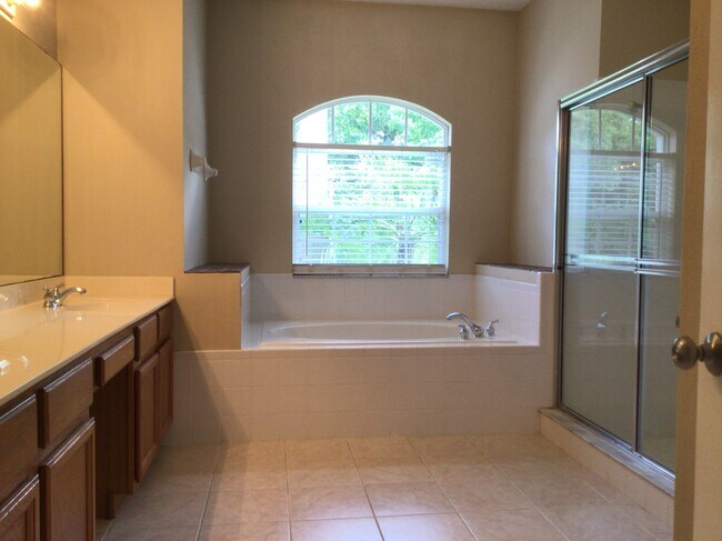 Building Photo - 1006 Drift Creek Cove
