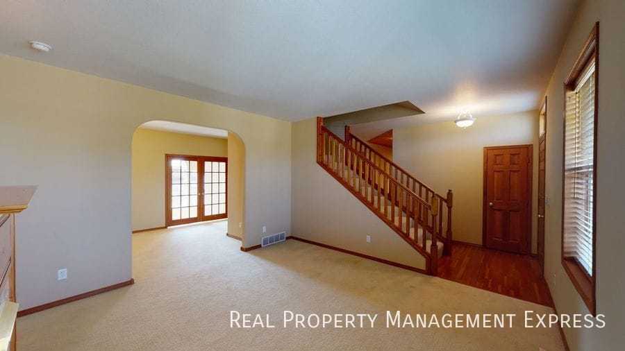 Building Photo - 305 N Pine Lake Dr