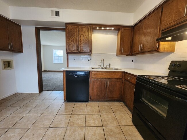 Building Photo - Cute 3 bedroom Townhome in Shawnee!