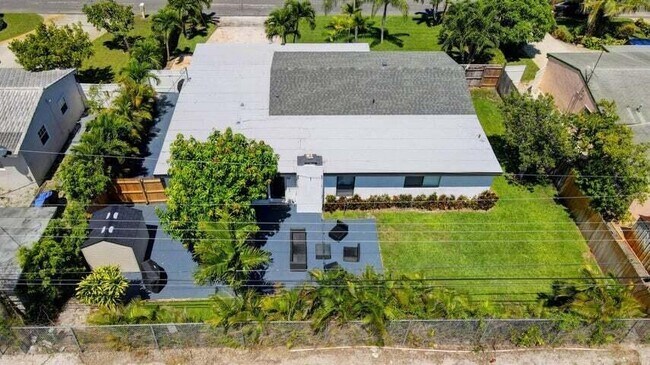 Building Photo - 168 SE 31st Ave