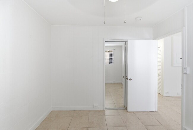 Building Photo - Charming 2-Bedroom Apartment in Prime Ala Moana Location – Parking & In-Unit Washer/Dryer!