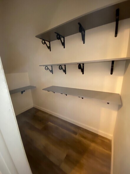 Building Photo - 6 Colonial Rd