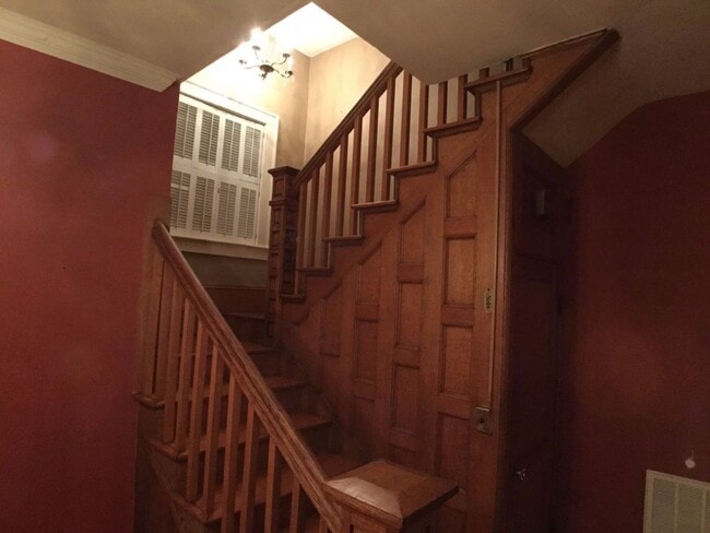 Building Photo - Radford, 5 BR / 2.5 BA, Available in August