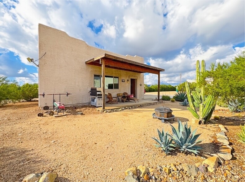 Building Photo - 1033 E Irvine Rd