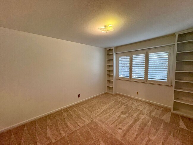 Building Photo - 3057 Carleton Pl