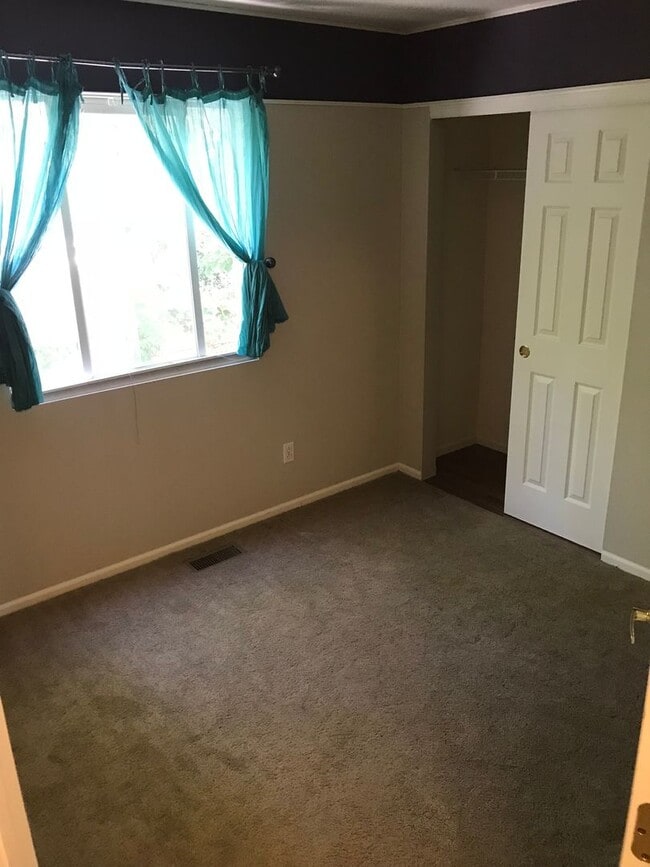 Building Photo - Available Mid October 2025! 3 Bedroom 2 Ba...