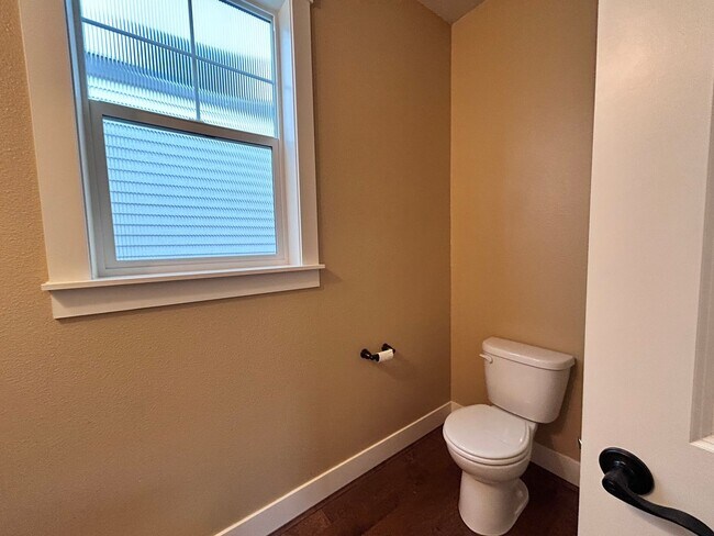 Building Photo - Incredibly Large 4 Bed 2.5 Bath Charmer!
