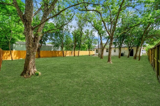 Building Photo - 701 E Canino Rd