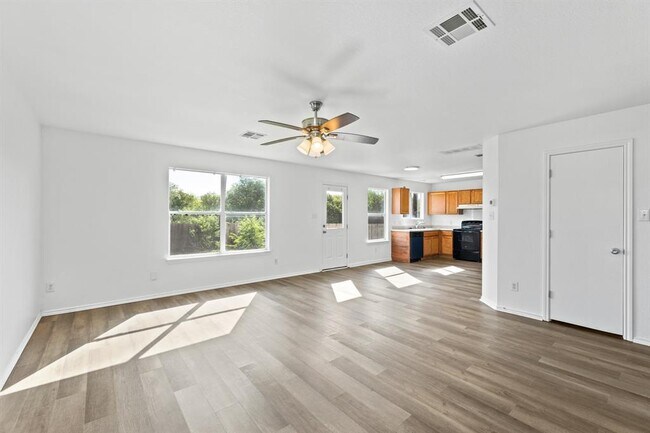 Building Photo - 722 Lavaca Loop