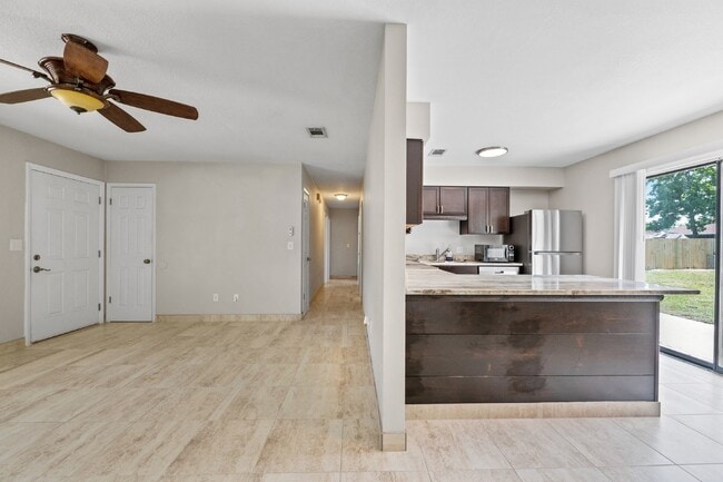 Building Photo - 834 Boulevard De L'Orleans